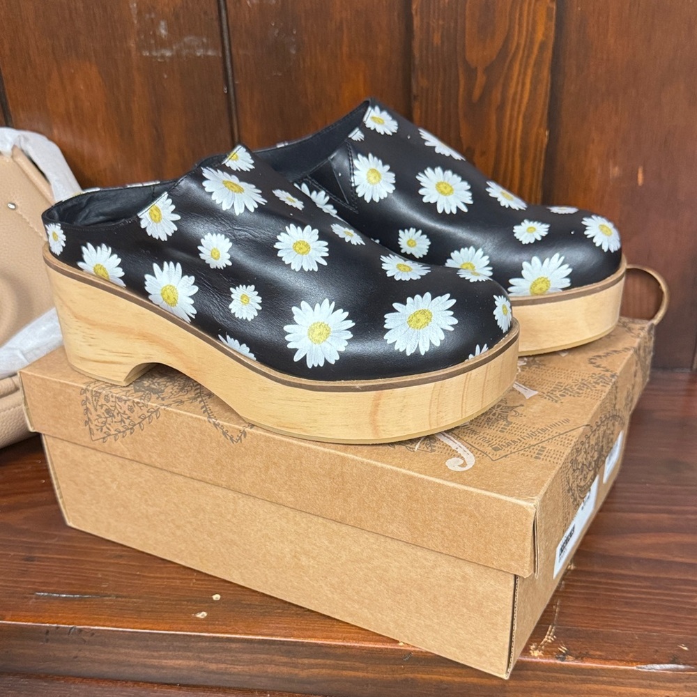 NIB Free People Black Daisy Print Clogs